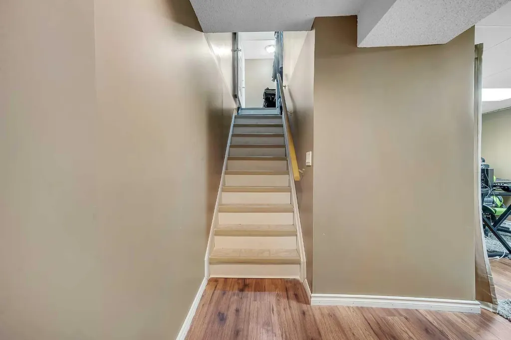 175 Manora Place NE Calgary AB T2A 5P7