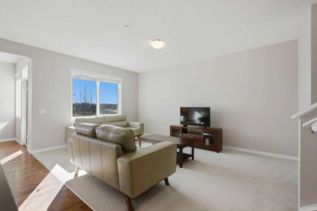 1456 Livingston Way NE Calgary AB T3P 0Z4