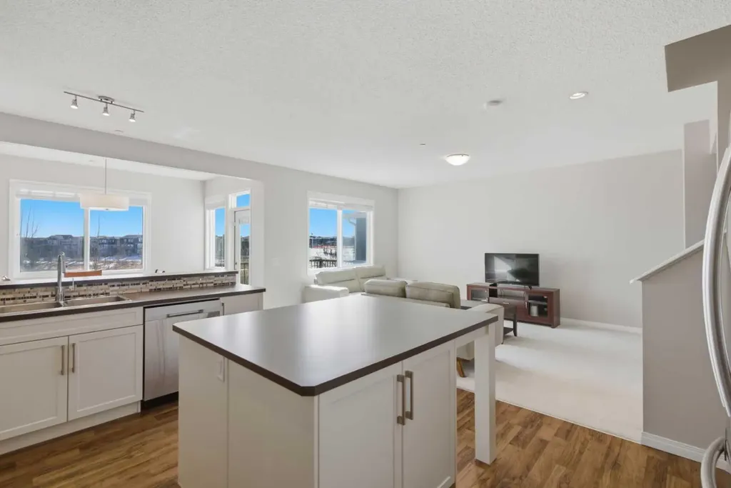 1456 Livingston Way NE Calgary AB T3P 0Z4