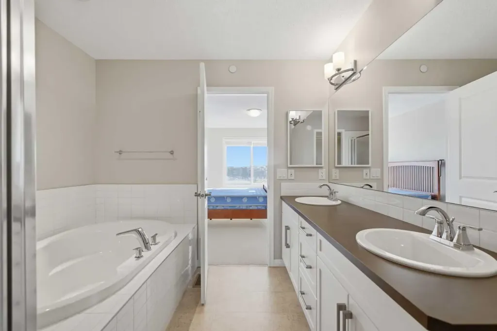 1456 Livingston Way NE Calgary AB T3P 0Z4