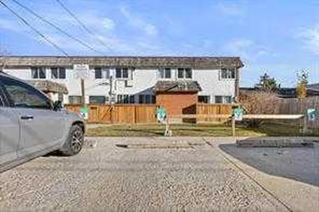 6147 Buckthorn Road NW Calgary AB T2K2Z2