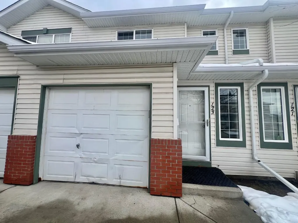 123 Country Hills Villas NW Calgary AB T3K 4S8