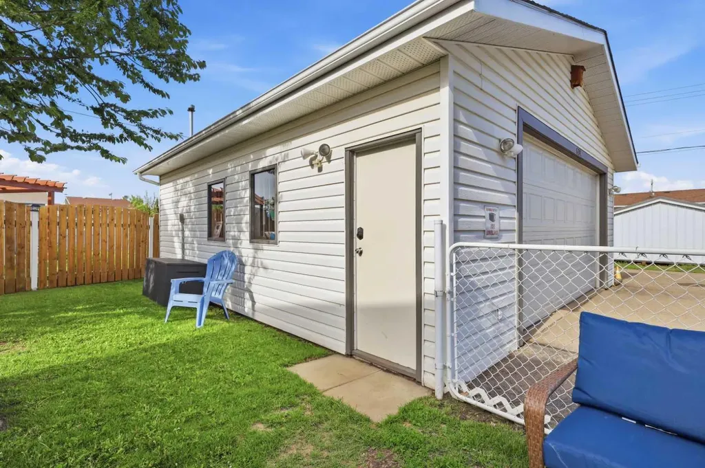 6134 52 Street Close Ponoka AB T4J 1E8