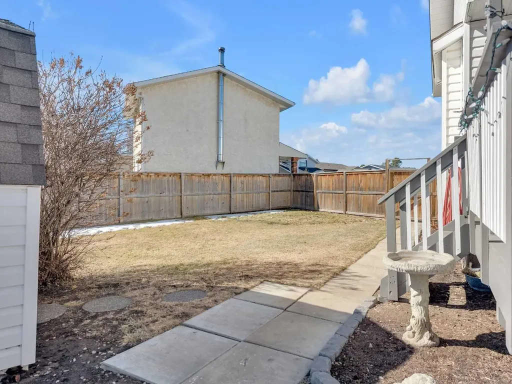 6134 52 Street Close Ponoka AB T4J 1E8