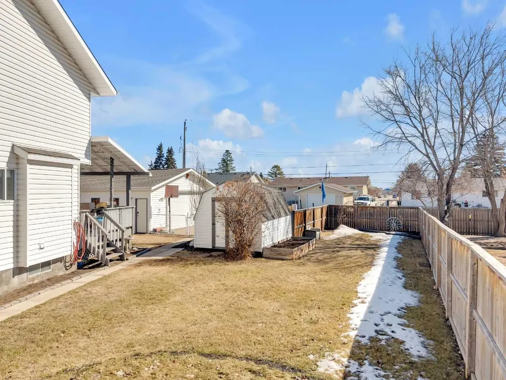 6134 52 Street Close Ponoka AB T4J 1E8