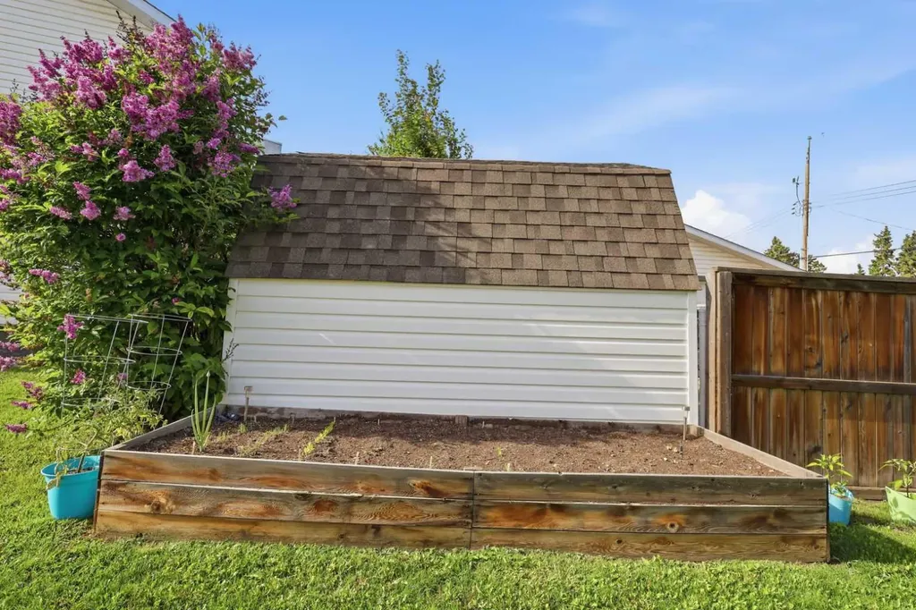 6134 52 Street Close Ponoka AB T4J 1E8