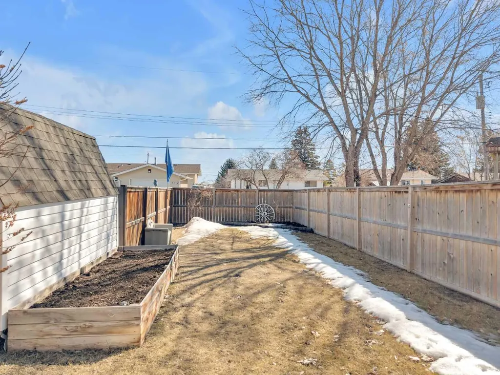 6134 52 Street Close Ponoka AB T4J 1E8