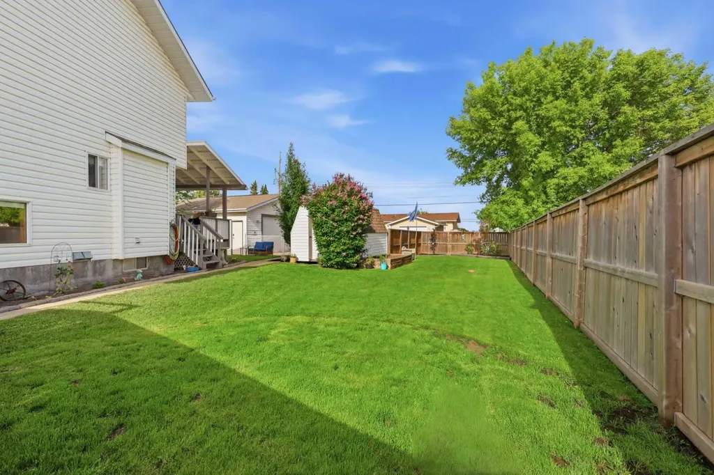 6134 52 Street Close Ponoka AB T4J 1E8