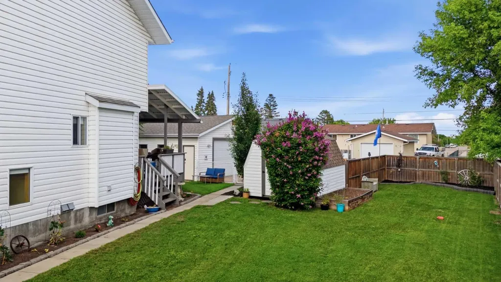 6134 52 Street Close Ponoka AB T4J 1E8
