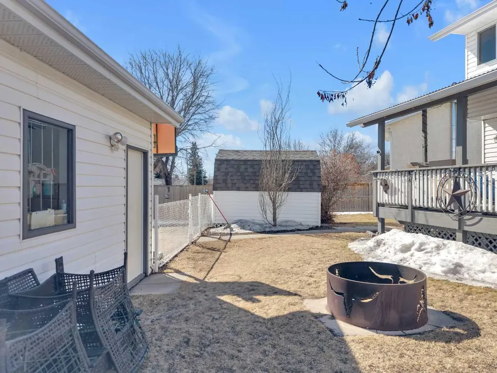 6134 52 Street Close Ponoka AB T4J 1E8