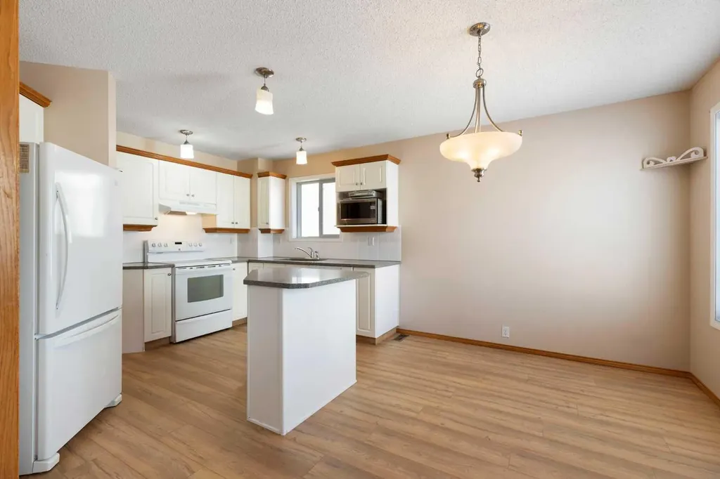 205 Scotia Point NW Calgary AB T3L 2B1