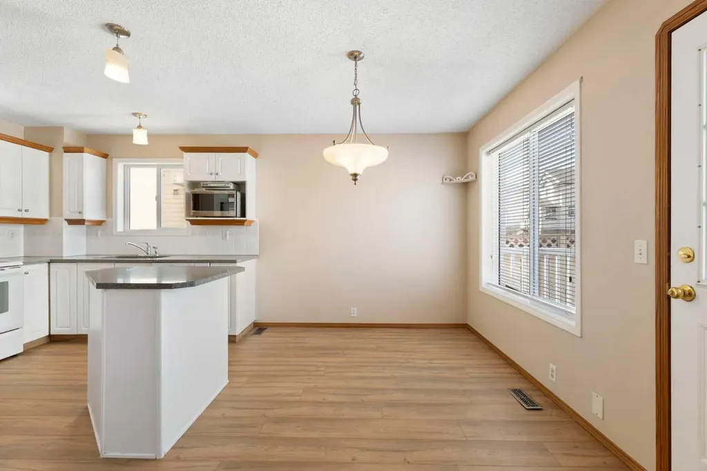 205 Scotia Point NW Calgary AB T3L 2B1
