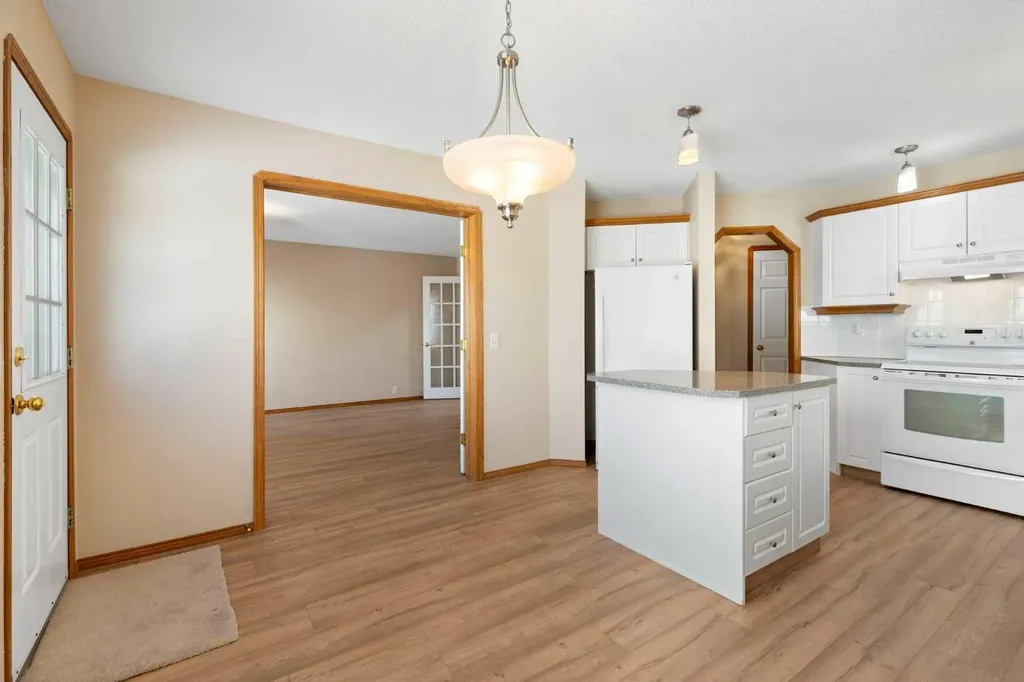 205 Scotia Point NW Calgary AB T3L 2B1