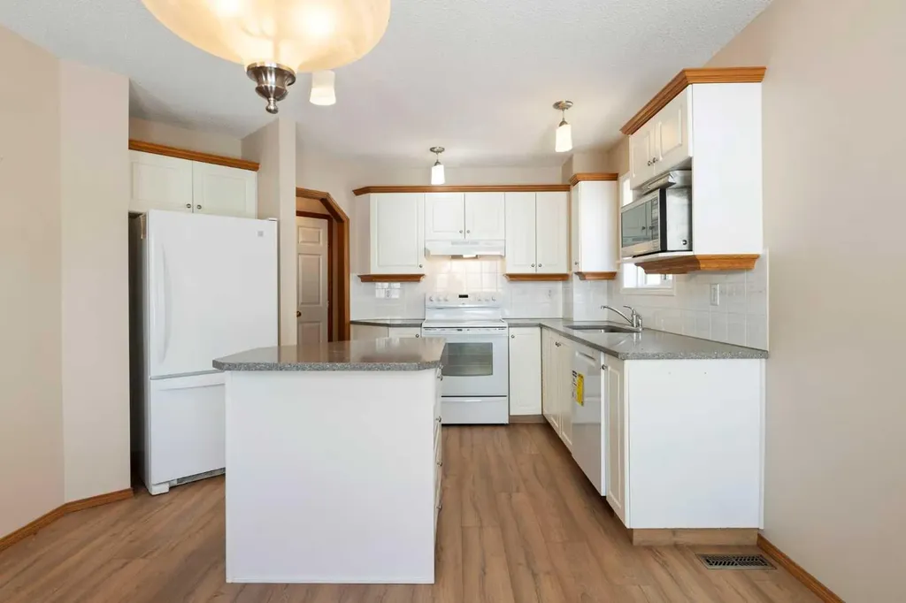 205 Scotia Point NW Calgary AB T3L 2B1