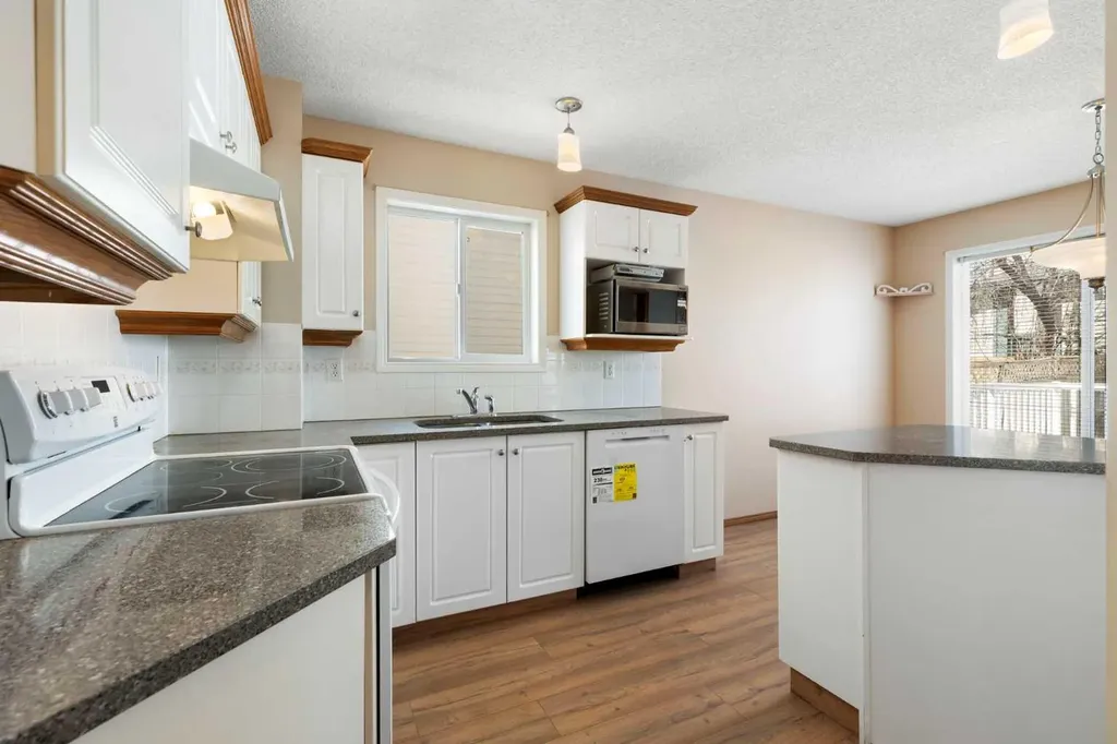 205 Scotia Point NW Calgary AB T3L 2B1
