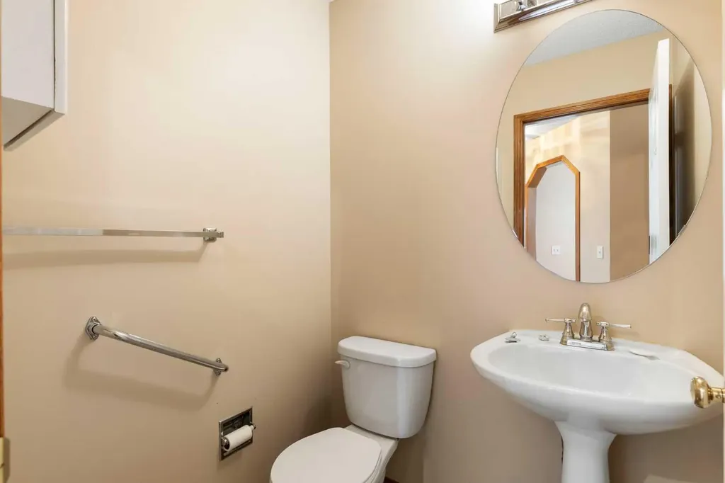 205 Scotia Point NW Calgary AB T3L 2B1