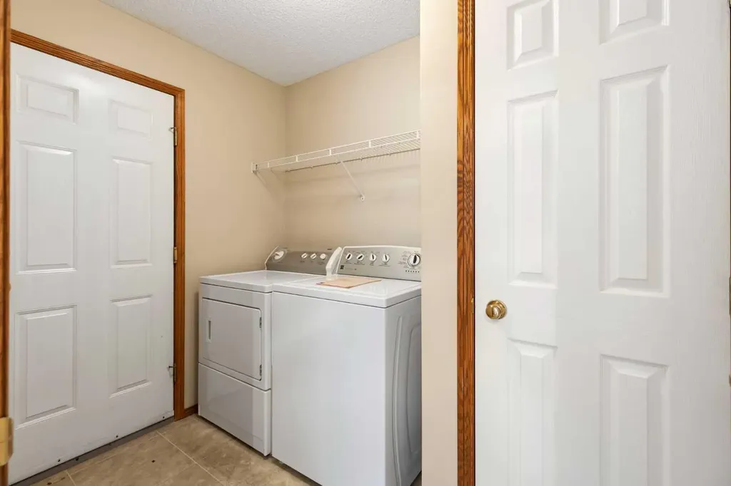 205 Scotia Point NW Calgary AB T3L 2B1