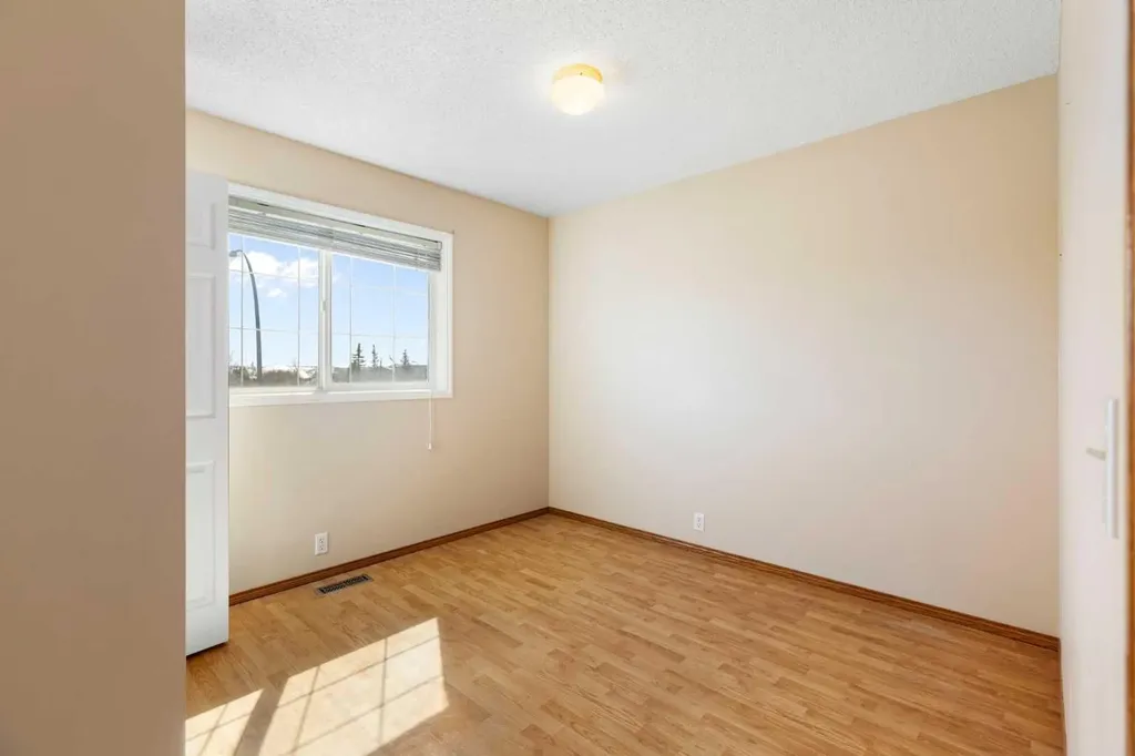 205 Scotia Point NW Calgary AB T3L 2B1