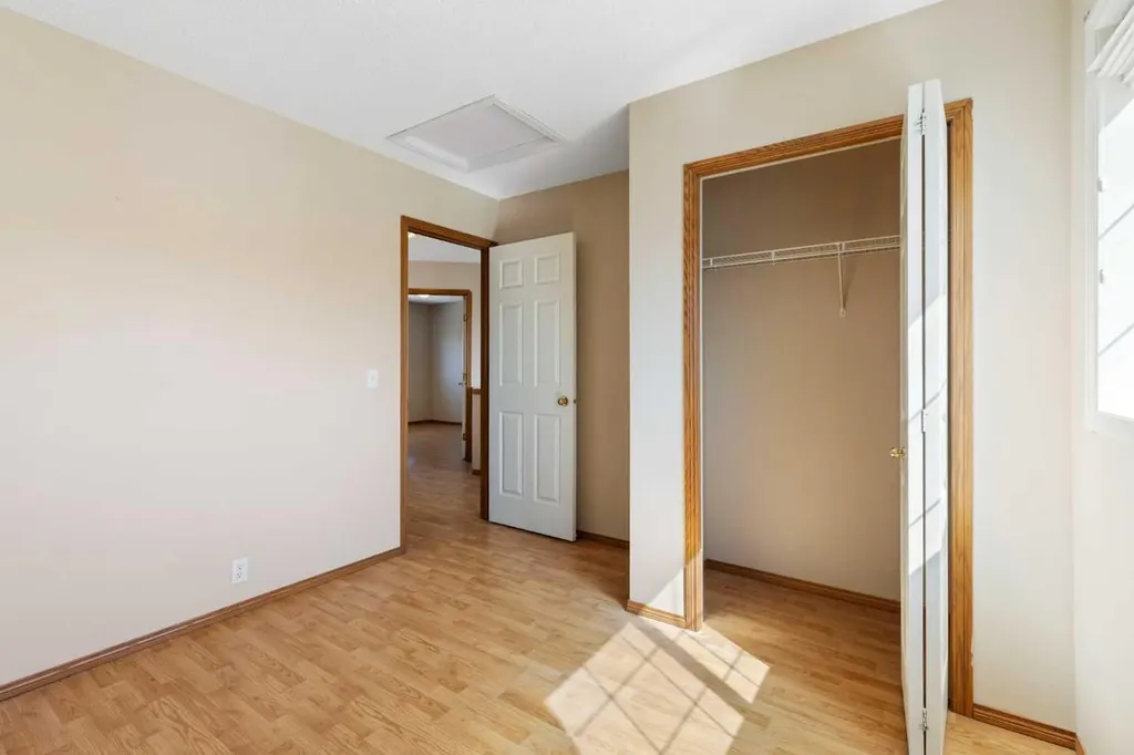 205 Scotia Point NW Calgary AB T3L 2B1