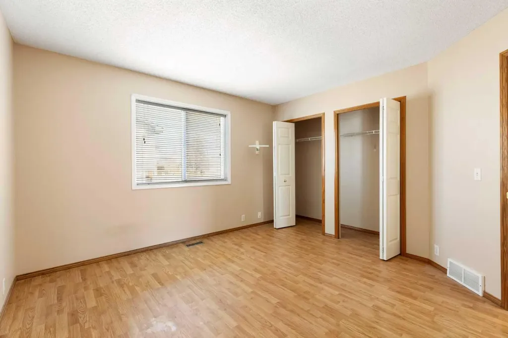 205 Scotia Point NW Calgary AB T3L 2B1