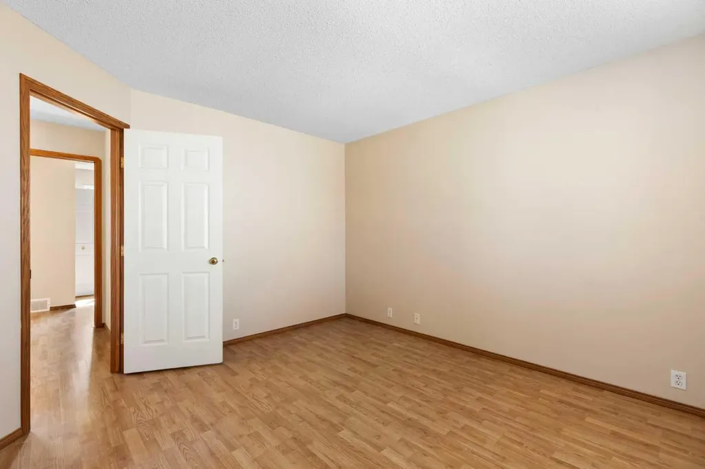 205 Scotia Point NW Calgary AB T3L 2B1