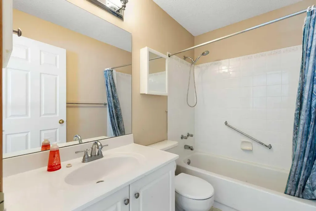 205 Scotia Point NW Calgary AB T3L 2B1