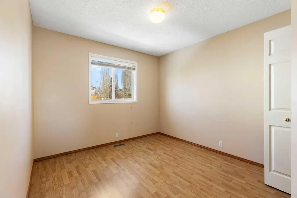 205 Scotia Point NW Calgary AB T3L 2B1