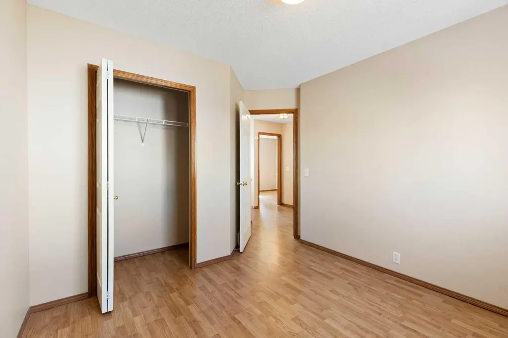 205 Scotia Point NW Calgary AB T3L 2B1