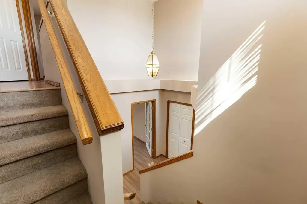 205 Scotia Point NW Calgary AB T3L 2B1