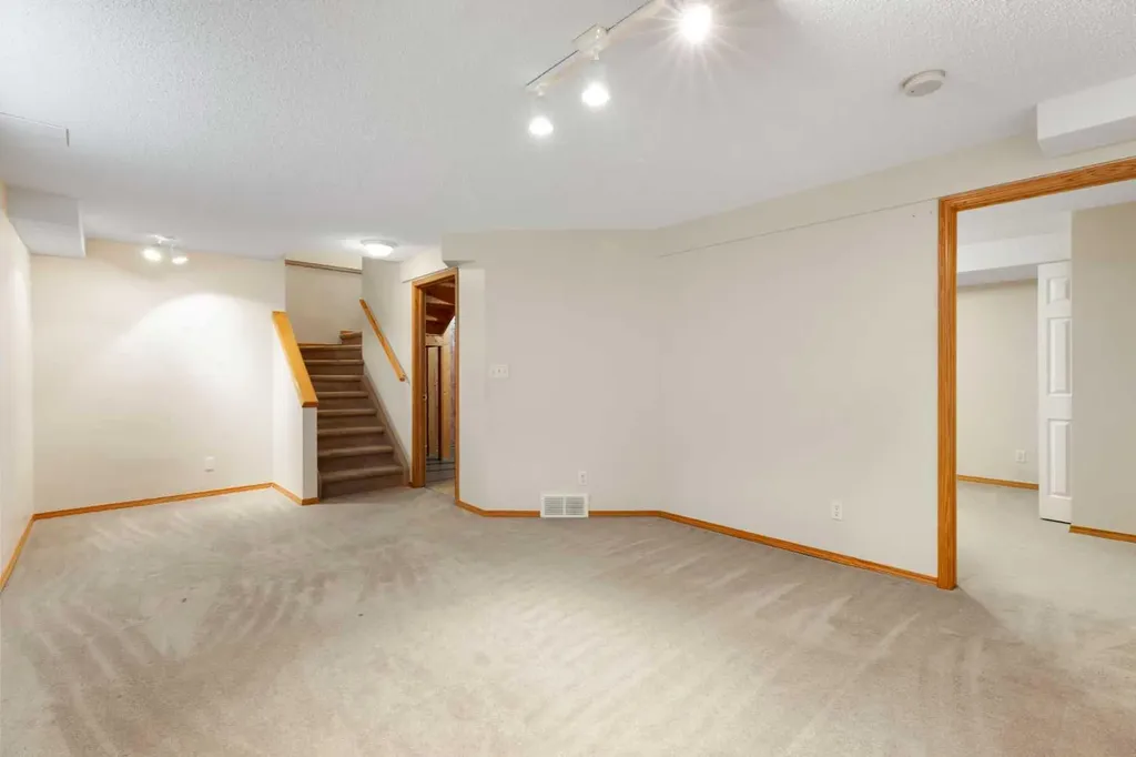 205 Scotia Point NW Calgary AB T3L 2B1