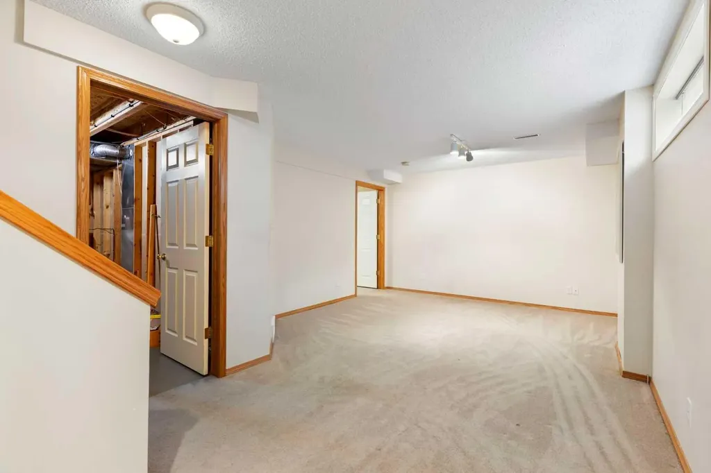 205 Scotia Point NW Calgary AB T3L 2B1