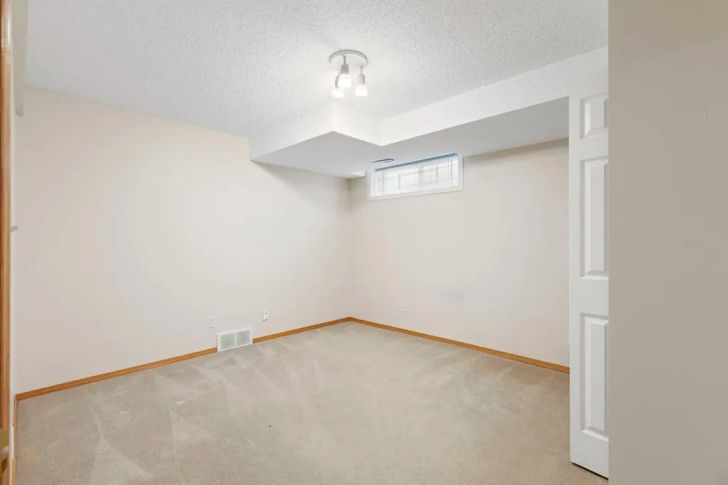 205 Scotia Point NW Calgary AB T3L 2B1