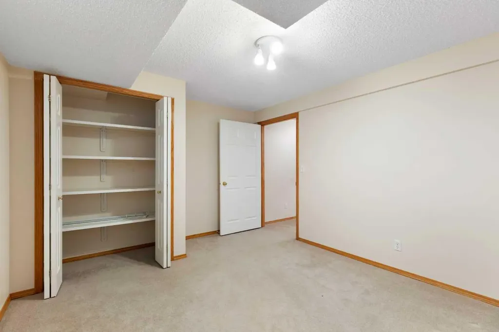 205 Scotia Point NW Calgary AB T3L 2B1