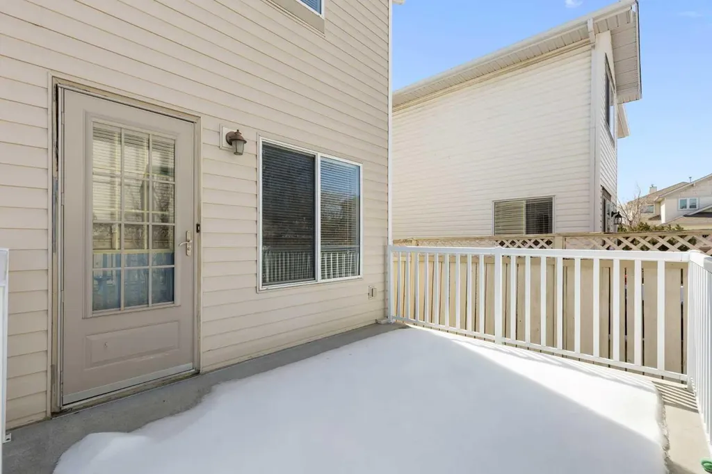 205 Scotia Point NW Calgary AB T3L 2B1
