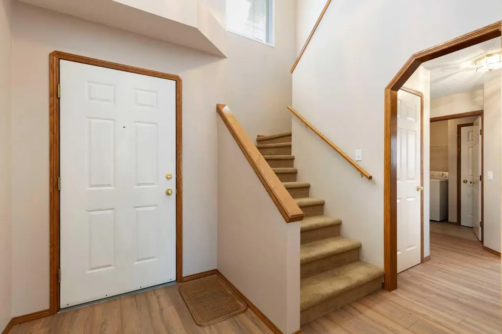 205 Scotia Point NW Calgary AB T3L 2B1