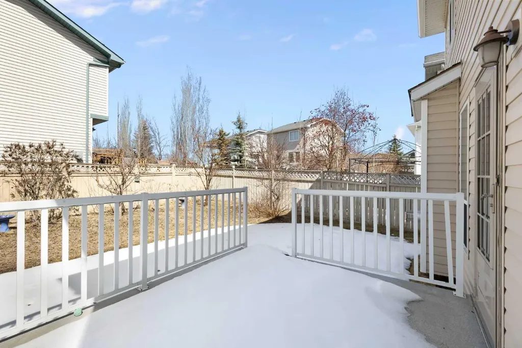 205 Scotia Point NW Calgary AB T3L 2B1
