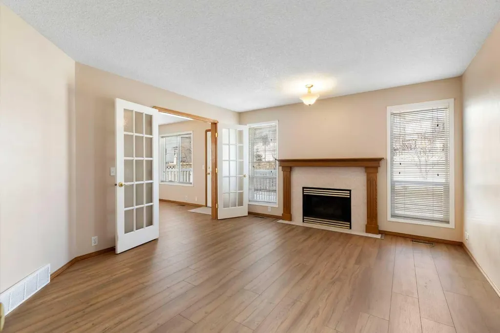 205 Scotia Point NW Calgary AB T3L 2B1