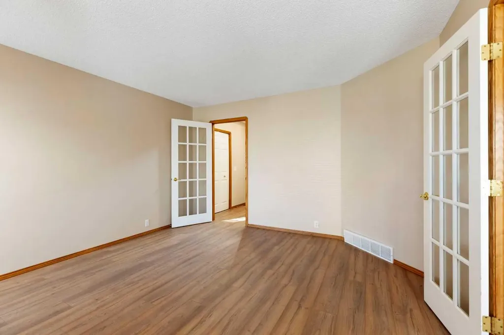 205 Scotia Point NW Calgary AB T3L 2B1