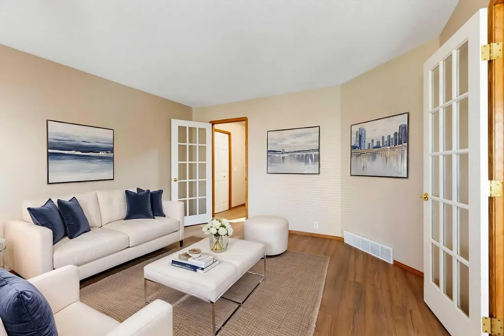 205 Scotia Point NW Calgary AB T3L 2B1