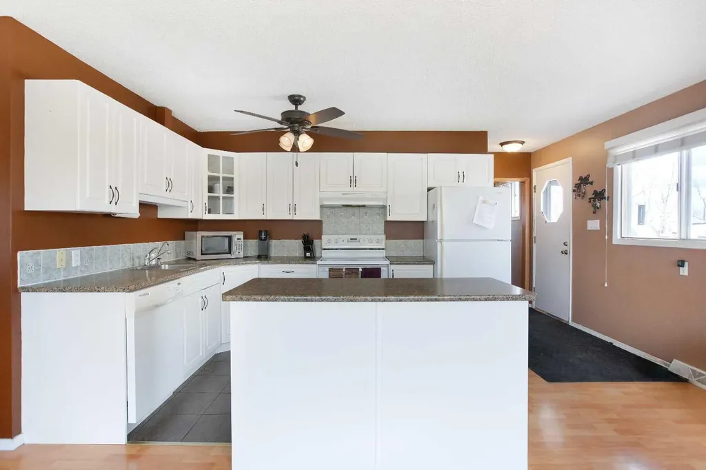3002 10 Street Didsbury AB T3R 0T2