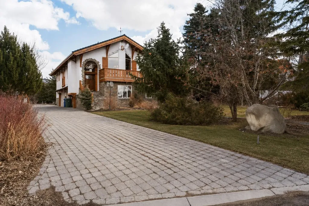 764 East Chestermere Drive Chestermere AB T1X 1A6
