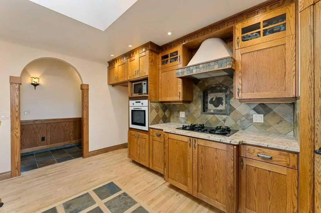 764 East Chestermere Drive Chestermere AB T1X 1A6