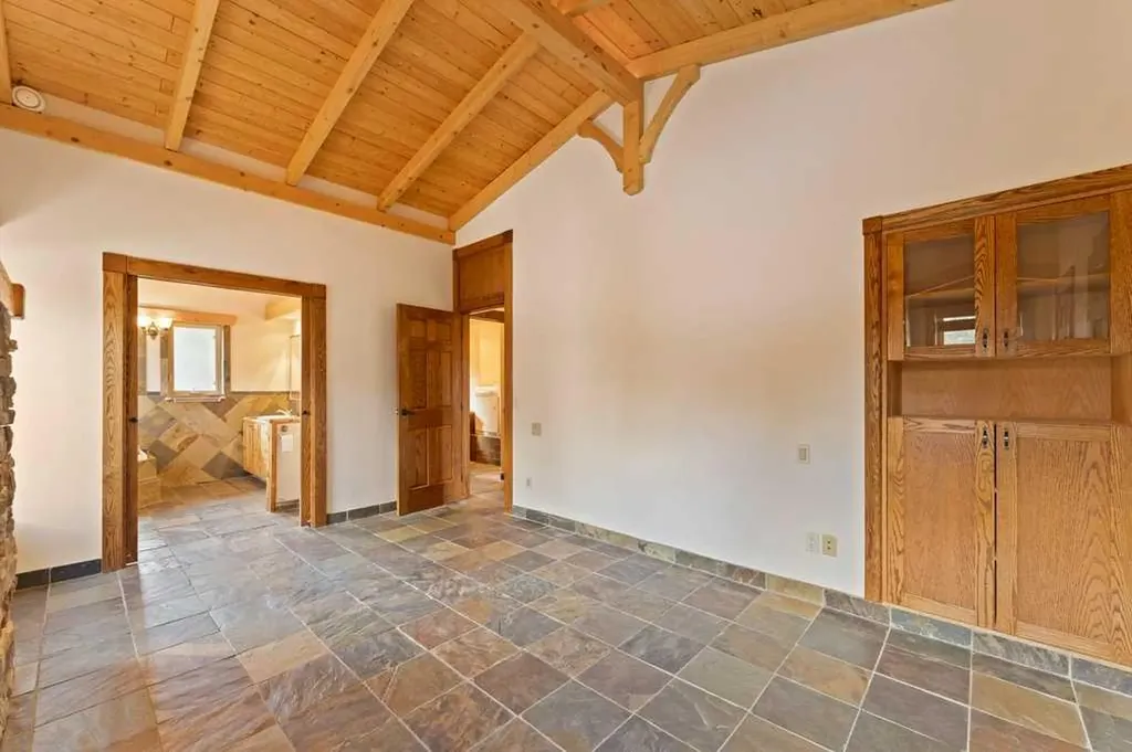 764 East Chestermere Drive Chestermere AB T1X 1A6