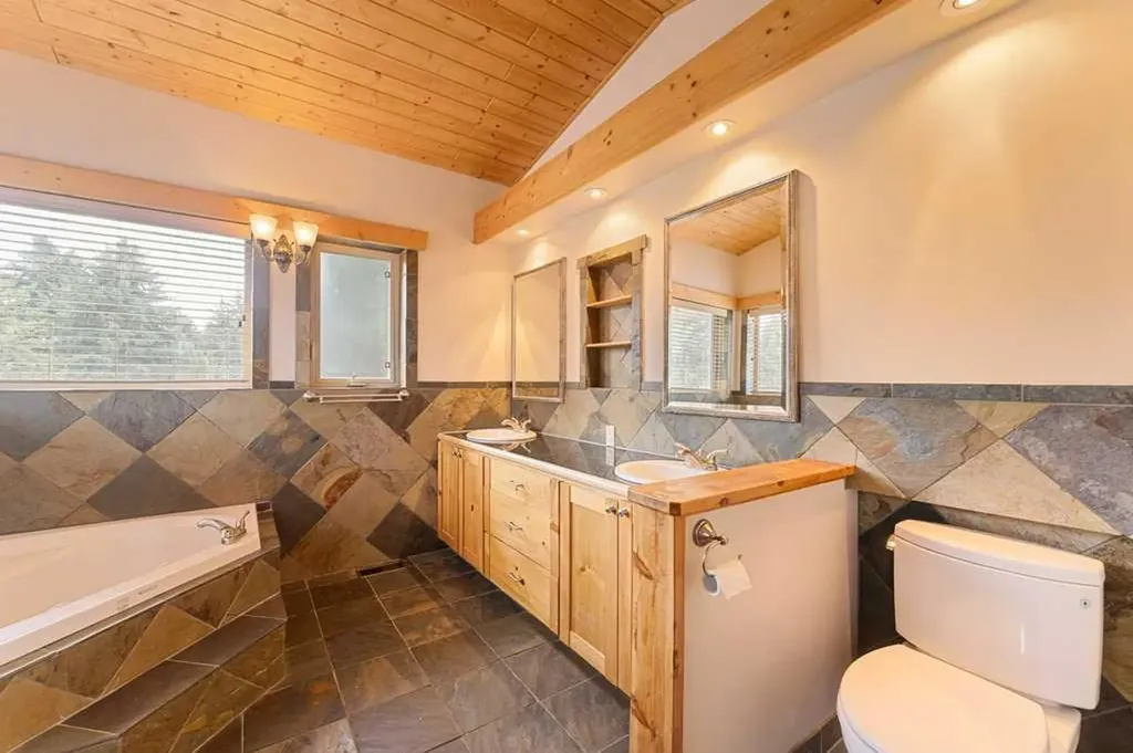 764 East Chestermere Drive Chestermere AB T1X 1A6