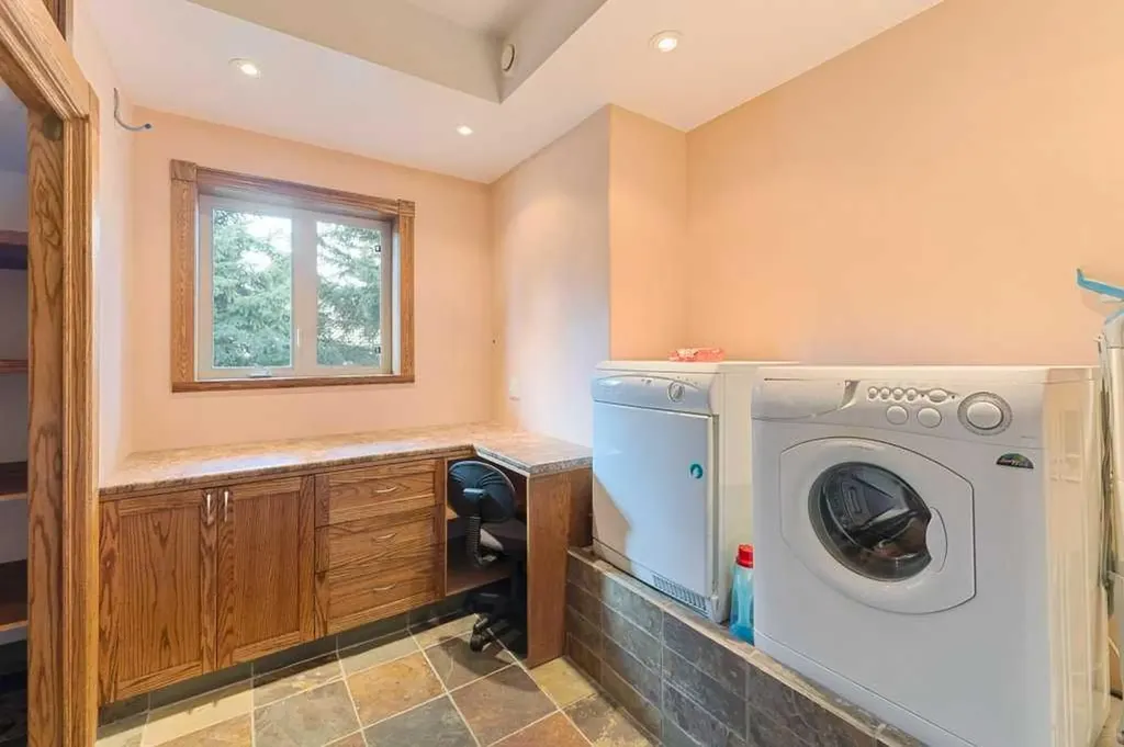 764 East Chestermere Drive Chestermere AB T1X 1A6