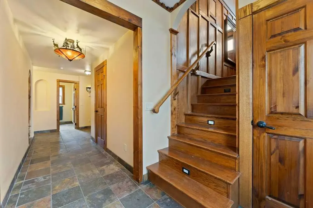 764 East Chestermere Drive Chestermere AB T1X 1A6