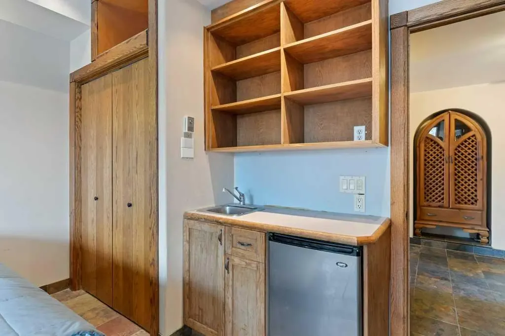 764 East Chestermere Drive Chestermere AB T1X 1A6