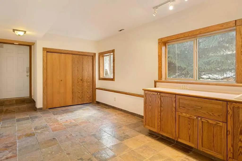 764 East Chestermere Drive Chestermere AB T1X 1A6