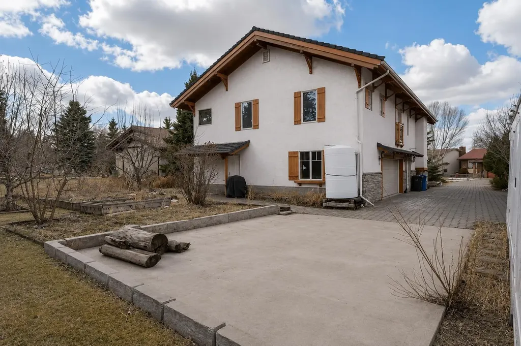 764 East Chestermere Drive Chestermere AB T1X 1A6