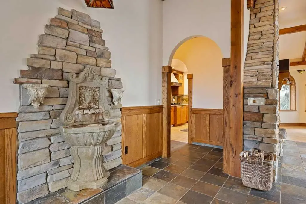 764 East Chestermere Drive Chestermere AB T1X 1A6